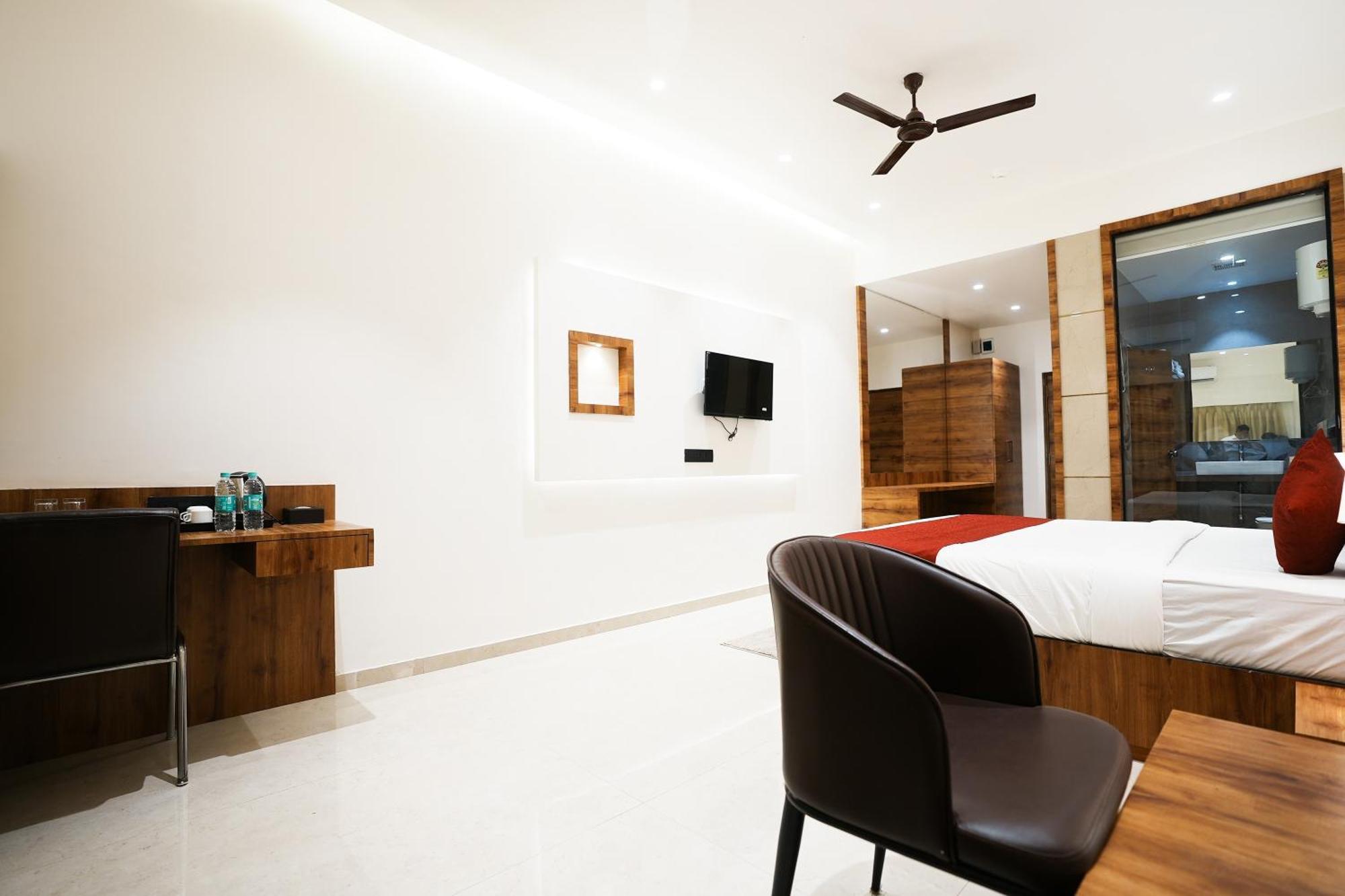 Madhav Residency Hotel & Banquet, Kalyan, Mumbai Экстерьер фото