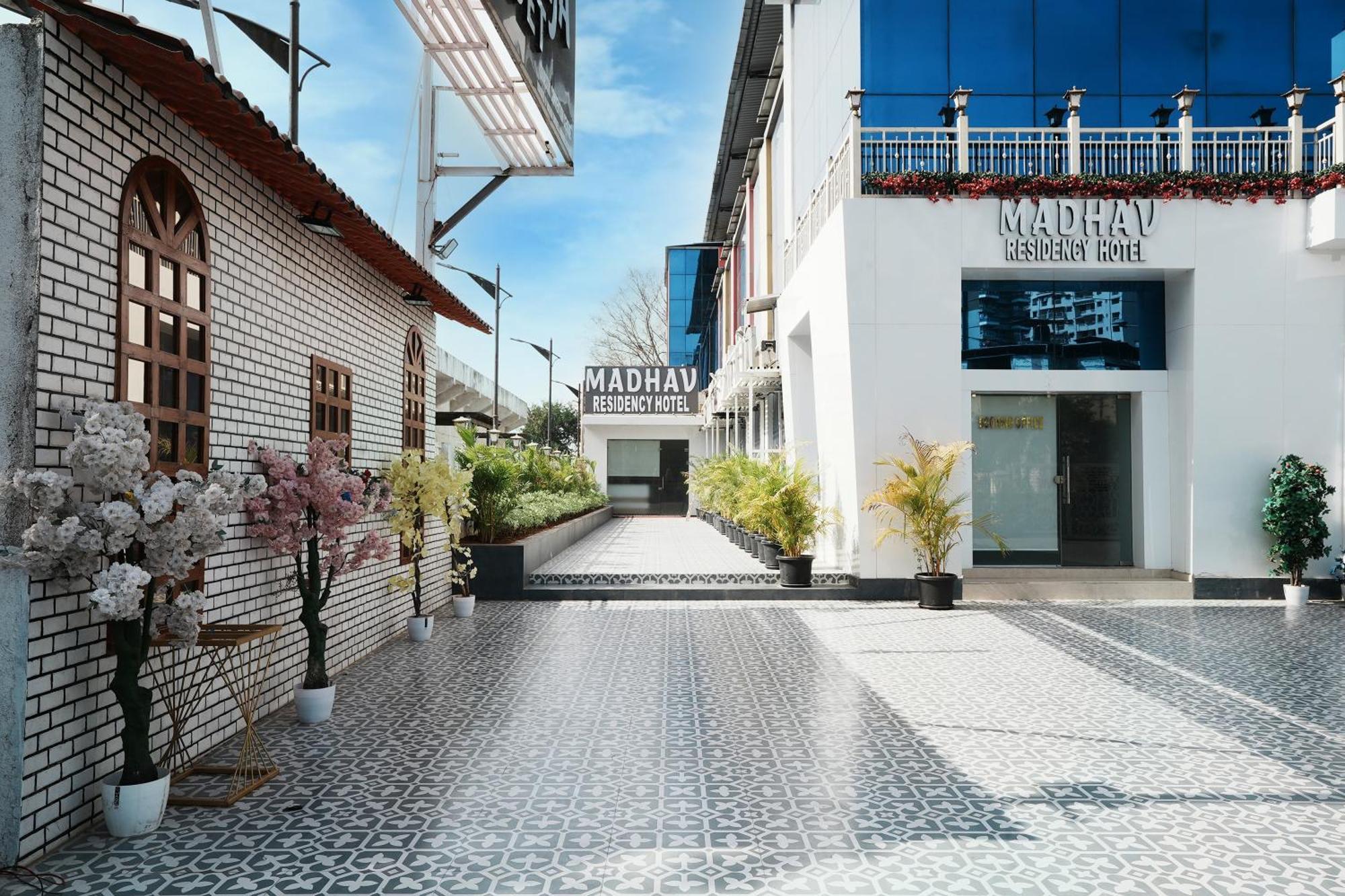 Madhav Residency Hotel & Banquet, Kalyan, Mumbai Экстерьер фото